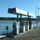 桟橋上に設備された、軽油・ガソリン・オイルなどの燃料を供給できる施設