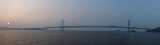 日出と鳴門大橋
